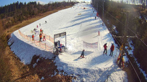 Skiareál Troják - Kamera u nástupu na vlek svah A - 3.3.2026 v 11:40 Skiareál Troják - Kamera u nástupu na vlek svah A - 3.3.2026 v 11:40