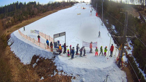 Skiareál Troják - Kamera u nástupu na vlek svah A - 3.3.2026 v 12:00 Skiareál Troják - Kamera u nástupu na vlek svah A - 3.3.2026 v 12:00