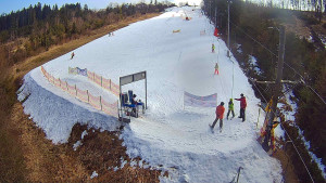 Skiareál Troják - Kamera u nástupu na vlek svah A - 3.3.2026 v 12:05 Skiareál Troják - Kamera u nástupu na vlek svah A - 3.3.2026 v 12:05