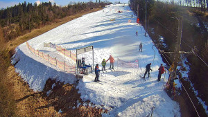 Skiareál Troják - Kamera u nástupu na vlek svah A - 3.3.2026 v 12:50 Skiareál Troják - Kamera u nástupu na vlek svah A - 3.3.2026 v 12:50