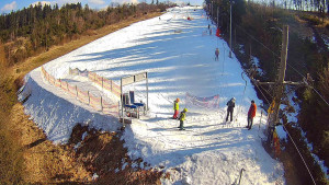 Skiareál Troják - Kamera u nástupu na vlek svah A - 3.3.2026 v 13:35 Skiareál Troják - Kamera u nástupu na vlek svah A - 3.3.2026 v 13:35