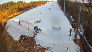 Skiareál Troják - Kamera u nástupu na vlek svah A - 3.3.2026 v 15:55