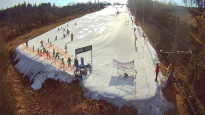 Skiareál Troják - Kamera u nástupu na vlek svah A - 13.3.2026 v 09:10