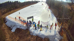 Skiareál Troják - Kamera u nástupu na vlek svah A - 13.3.2026 v 09:45