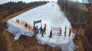 Skiareál Troják - Kamera u nástupu na vlek svah A - 13.3.2026 v 09:55