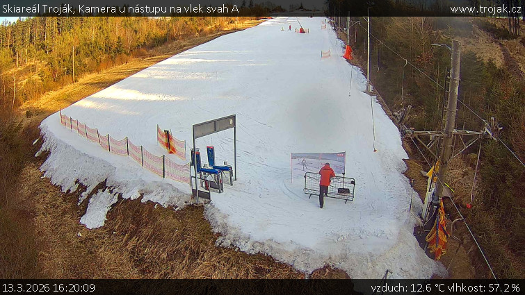 Skiareál Troják - Kamera u nástupu na vlek svah A - 13.3.2026 v 16:20