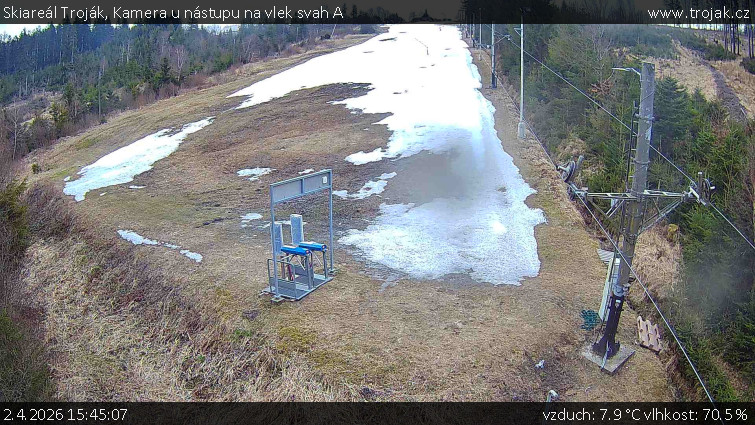 Skiareál Troják - Kamera u nástupu na vlek svah A - 2.4.2026 v 15:45