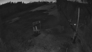 Skiareál Troják - Kamera u nástupu na vlek svah A - 5.4.2026 v 05:15