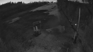 Skiareál Troják - Kamera u nástupu na vlek svah A - 5.4.2026 v 05:20