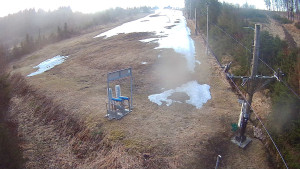 Skiareál Troják - Kamera u nástupu na vlek svah A - 5.4.2026 v 05:50