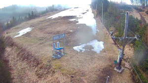 Skiareál Troják - Kamera u nástupu na vlek svah A - 5.4.2026 v 06:15