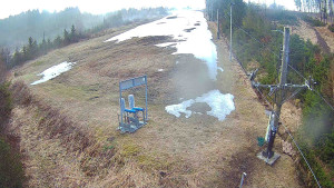 Skiareál Troják - Kamera u nástupu na vlek svah A - 5.4.2026 v 06:20