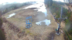 Skiareál Troják - Kamera u nástupu na vlek svah A - 5.4.2026 v 06:25