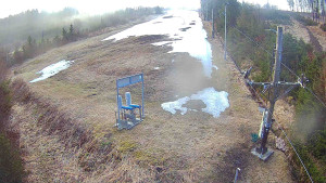 Skiareál Troják - Kamera u nástupu na vlek svah A - 5.4.2026 v 06:30