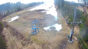 Skiareál Troják - Kamera u nástupu na vlek svah A - 5.4.2026 v 07:15