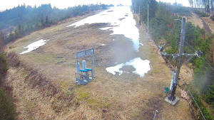 Skiareál Troják - Kamera u nástupu na vlek svah A - 5.4.2026 v 07:20