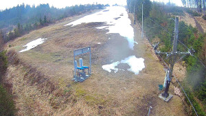 Skiareál Troják - Kamera u nástupu na vlek svah A - 5.4.2026 v 07:25
