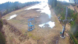 Skiareál Troják - Kamera u nástupu na vlek svah A - 5.4.2026 v 07:30