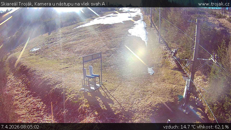 Skiareál Troják - Kamera u nástupu na vlek svah A - 7.4.2026 v 08:05