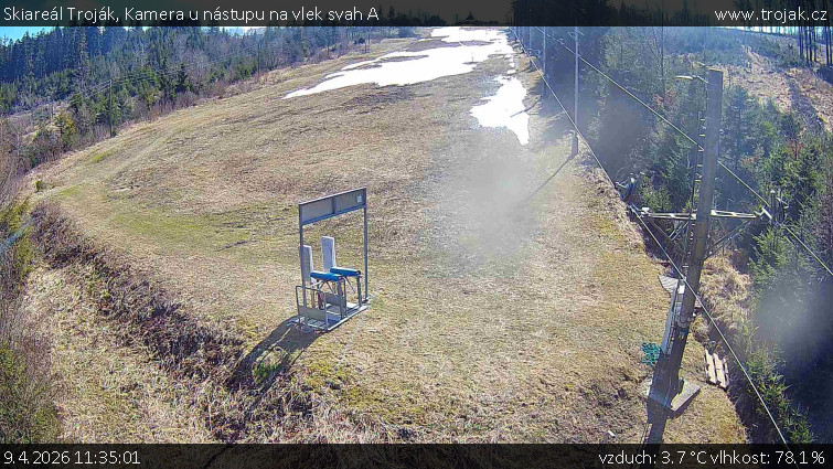 Skiareál Troják - Kamera u nástupu na vlek svah A - 9.4.2026 v 11:35