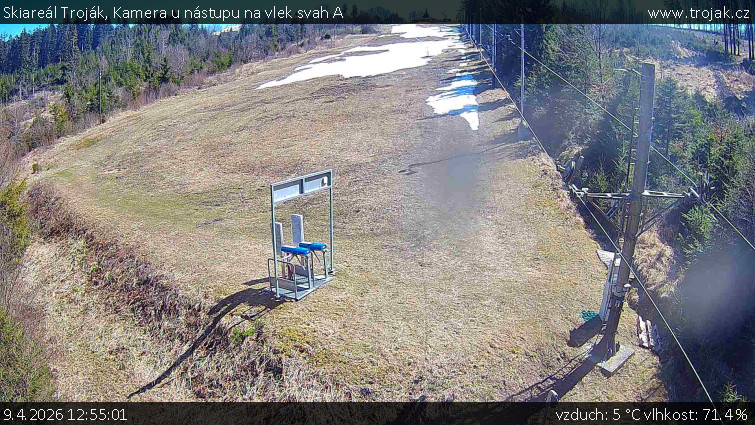 Skiareál Troják - Kamera u nástupu na vlek svah A - 9.4.2026 v 12:55