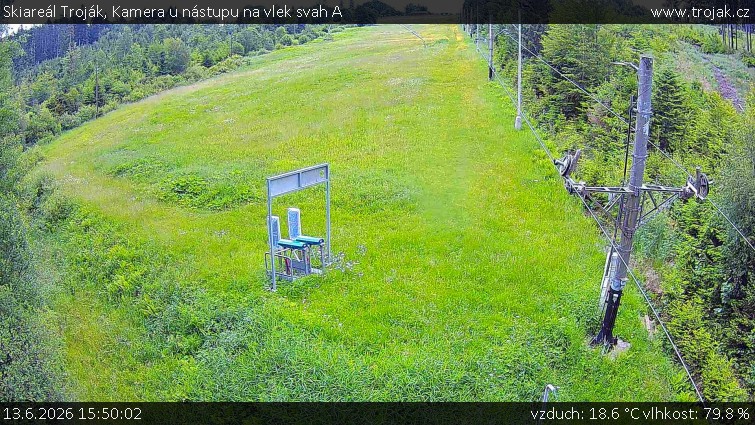 Skiareál Troják - Kamera u nástupu na vlek svah A - 13.6.2026 v 15:50