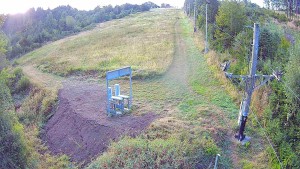 Skiareál Troják - Kamera u nástupu na vlek svah A - 24.8.2026 v 06:55
