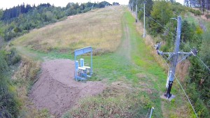Skiareál Troják - Kamera u nástupu na vlek svah A - 8.9.2026 v 05:55