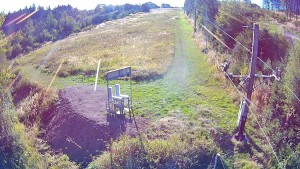 Skiareál Troják - Kamera u nástupu na vlek svah A - 8.9.2026 v 08:55