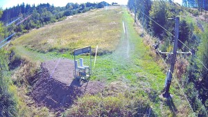 Skiareál Troják - Kamera u nástupu na vlek svah A - 8.9.2026 v 09:55