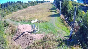 Skiareál Troják - Kamera u nástupu na vlek svah A - 8.9.2026 v 13:55
