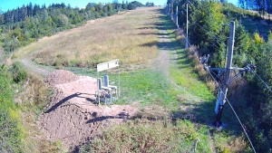 Skiareál Troják - Kamera u nástupu na vlek svah A - 8.9.2026 v 14:55