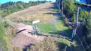Skiareál Troják - Kamera u nástupu na vlek svah A - 8.9.2026 v 15:55