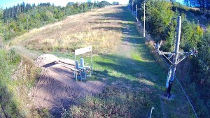 Skiareál Troják - Kamera u nástupu na vlek svah A - 8.9.2026 v 16:55