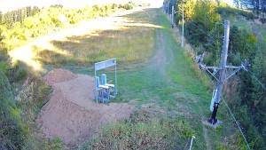 Skiareál Troják - Kamera u nástupu na vlek svah A - 8.9.2026 v 17:55