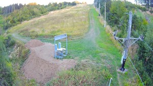 Skiareál Troják - Kamera u nástupu na vlek svah A - 8.9.2026 v 18:55