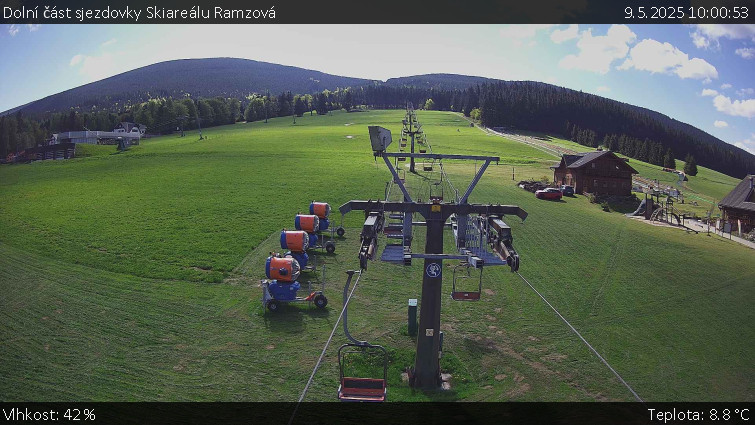Skiarena R3 Ramzová - Dolní část sjezdovky Skiareálu Ramzová - 9.5.2025 v 10:00 Skiarena R3 Ramzová - Dolní část sjezdovky Skiareálu Ramzová - 9.5.2025 v 10:00