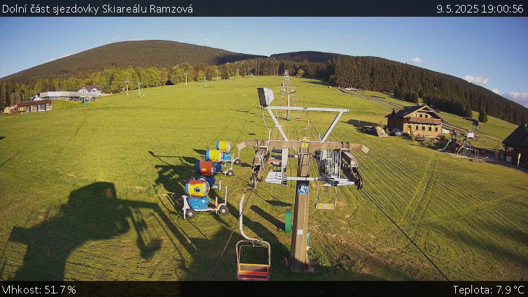 Skiarena R3 Ramzová - Dolní část sjezdovky Skiareálu Ramzová - 9.5.2025 v 19:00 Skiarena R3 Ramzová - Dolní část sjezdovky Skiareálu Ramzová - 9.5.2025 v 19:00