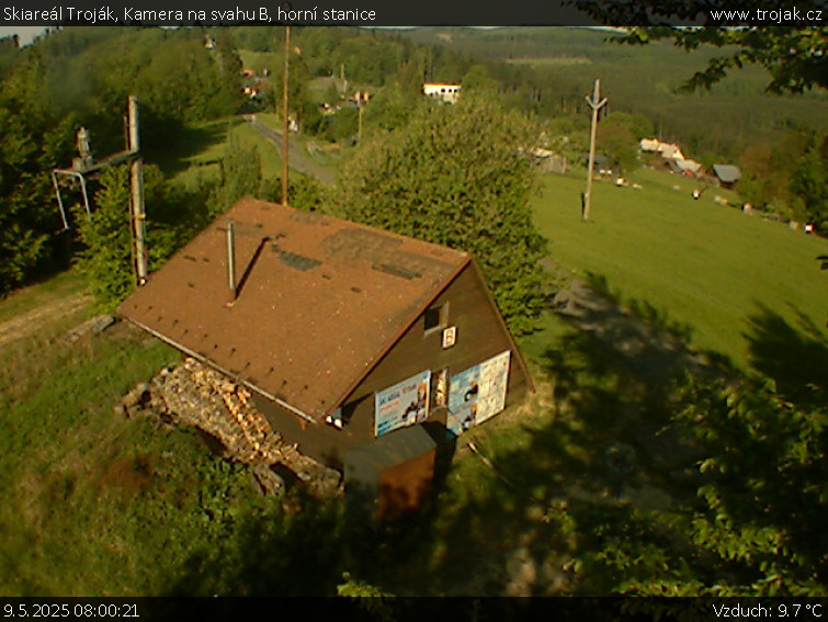 Skiareál Troják - Kamera na svahu B, horní stanice - 9.5.2025 v 08:00 Skiareál Troják - Kamera na svahu B, horní stanice - 9.5.2025 v 08:00