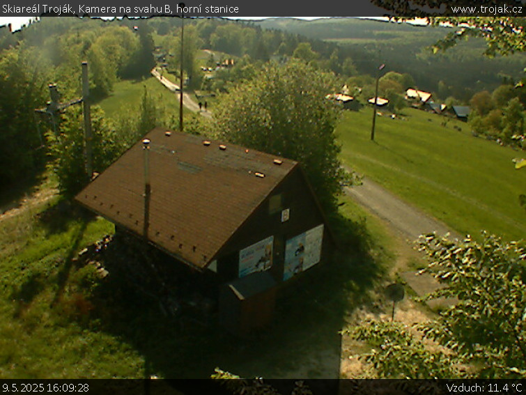 Skiareál Troják - Kamera na svahu B, horní stanice - 9.5.2025 v 16:09 Skiareál Troják - Kamera na svahu B, horní stanice - 9.5.2025 v 16:09