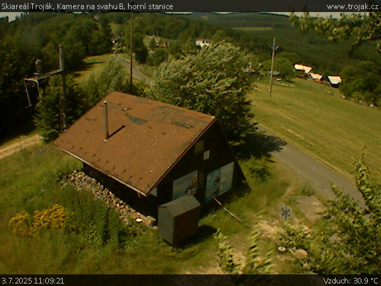 Skiareál Troják - Kamera na svahu B, horní stanice - 3.7.2025 v 11:09