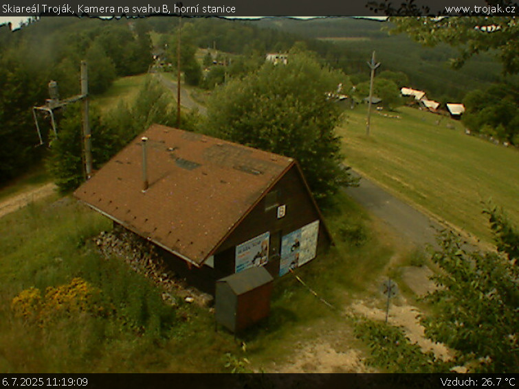 Skiareál Troják - Kamera na svahu B, horní stanice - 6.7.2025 v 11:19 Skiareál Troják - Kamera na svahu B, horní stanice - 6.7.2025 v 11:19