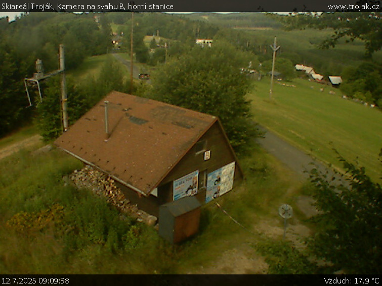 Skiareál Troják - Kamera na svahu B, horní stanice - 12.7.2025 v 09:09 Skiareál Troják - Kamera na svahu B, horní stanice - 12.7.2025 v 09:09