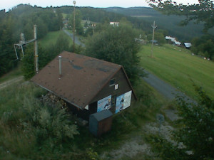 Skiareál Troják - Kamera na svahu B, horní stanice - 15.8.2025 v 05:49