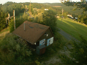 Skiareál Troják - Kamera na svahu B, horní stanice - 15.8.2025 v 06:49