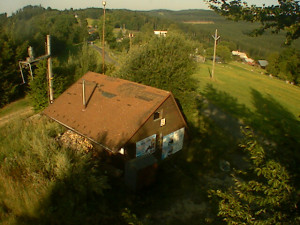 Skiareál Troják - Kamera na svahu B, horní stanice - 15.8.2025 v 07:49