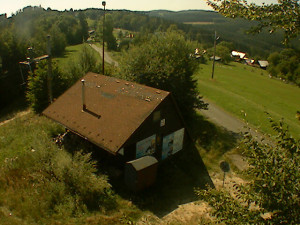 Skiareál Troják - Kamera na svahu B, horní stanice - 15.8.2025 v 14:19