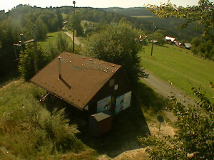 Skiareál Troják - Kamera na svahu B, horní stanice - 15.8.2025 v 14:49