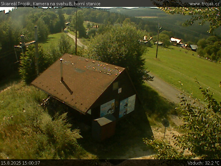 Skiareál Troják - Kamera na svahu B, horní stanice - 15.8.2025 v 15:00