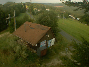 Skiareál Troják - Kamera na svahu B, horní stanice - 17.8.2025 v 07:49